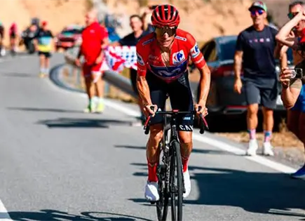Ampl&iacute;a su ventaja Enric Mas sobre Primož  Roglic