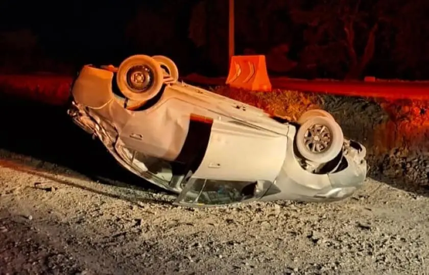 Termina fuera de su auto y se salva tras volcar en Tamuín