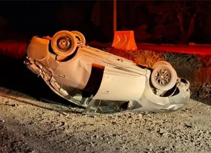 Termina fuera de su auto y se salva tras volcar en Tamu&iacute;n