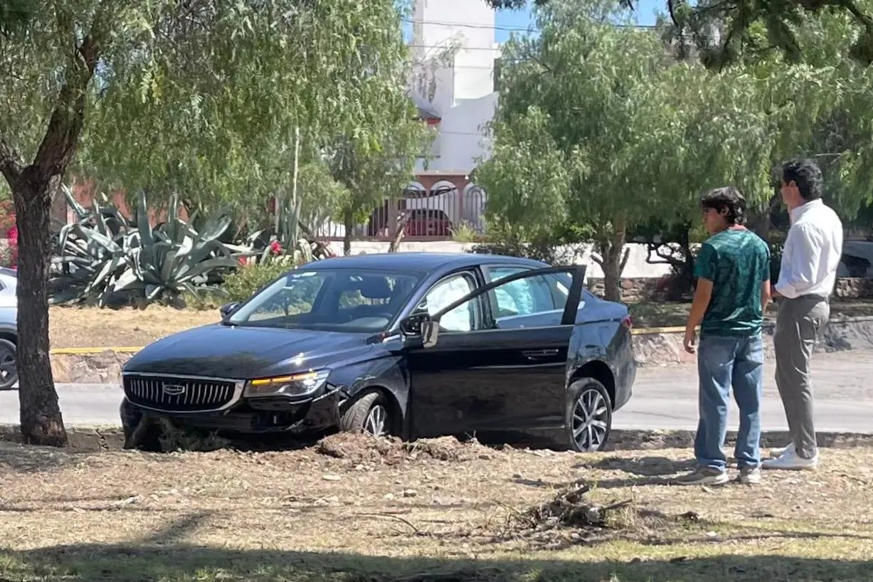 Daños materiales en choque sobre Río Santiago