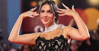 Georgina Rodr&iacute;guez desfila con traje oscuro en Venecia