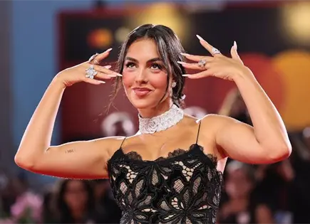 Georgina Rodr&iacute;guez desfila con traje oscuro en Venecia