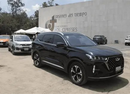 Llegan cuerpos de Jonathan Mel&eacute;ndez y familia a cementerio en Naucalpan