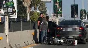 Motociclista choca por alcance en Circuito Potos&iacute;