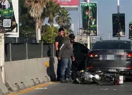 Motociclista choca por alcance en Circuito Potos&iacute;