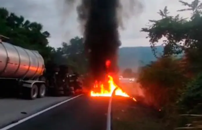 Se incendia pipa al volcar en carretera