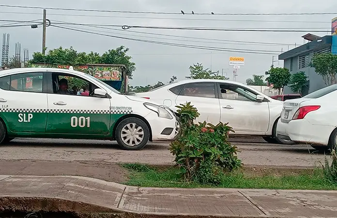 Taxistas deberán traer su gafete