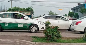 Taxistas deber&aacute;n traer su gafete 