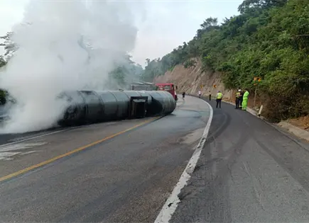 Volcadura e incendio de pipa afectan circulaci&oacute;n en la Valles-Ray&oacute;n