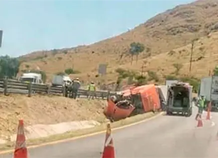 Vuelca tráiler en la ´57; conductor sale ileso Vuelca tráiler en la ´57; conductor sale ileso