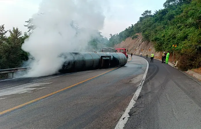Caos en autopista por retiro de pipa quemada