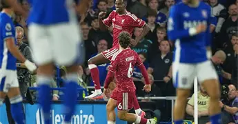 Con doblete de Isak triunfa el Liverpool