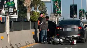 Moto impacta contra auto en bulevar Rocha Cordero