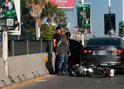 Moto impacta contra auto en bulevar Rocha Cordero