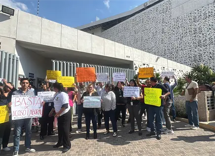 Protesta por presunto acoso laboral en juzgado federal