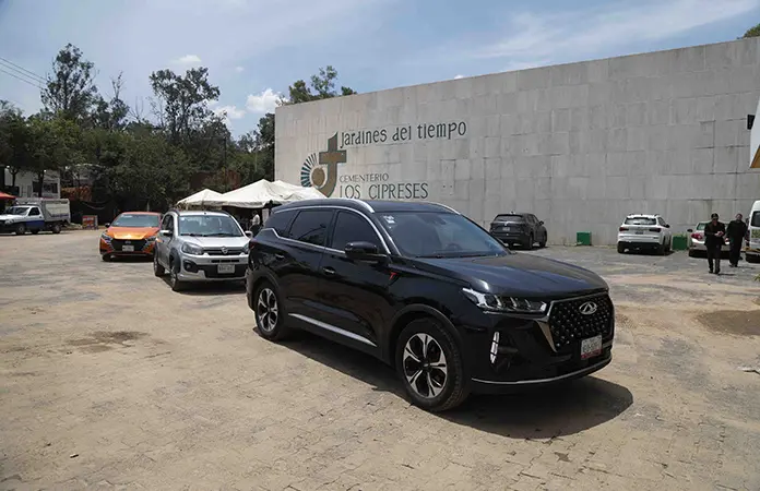 Sepultan a tecladista y familia asesinados