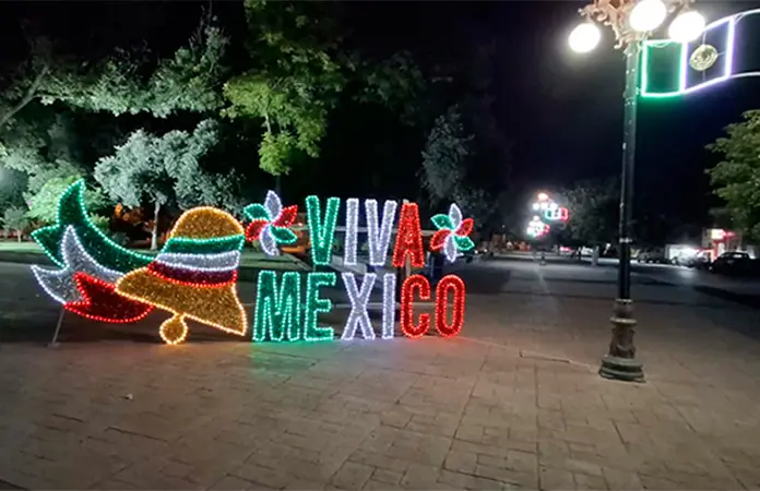 Símbolos patrios adornan la ciudad