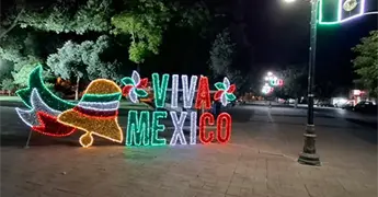 S&iacute;mbolos patrios adornan la ciudad