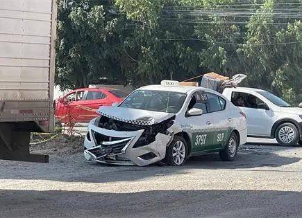 Taxista resulta ileso tras choque con un tr&aacute;iler en ZI