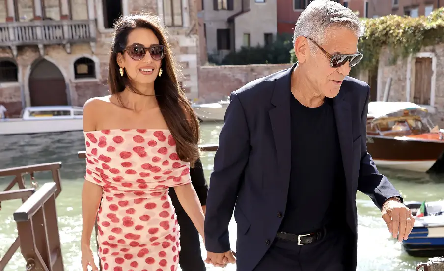Amal Clooney acapara miradas con un diseño vintage en Venecia