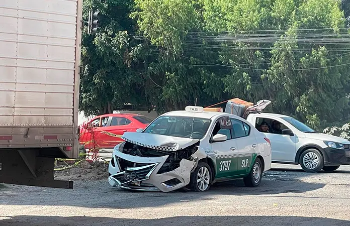 Chocan tráiler y un taxi en la avenida Industrias