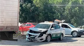 Chocan tráiler y un taxi en la avenida Industrias