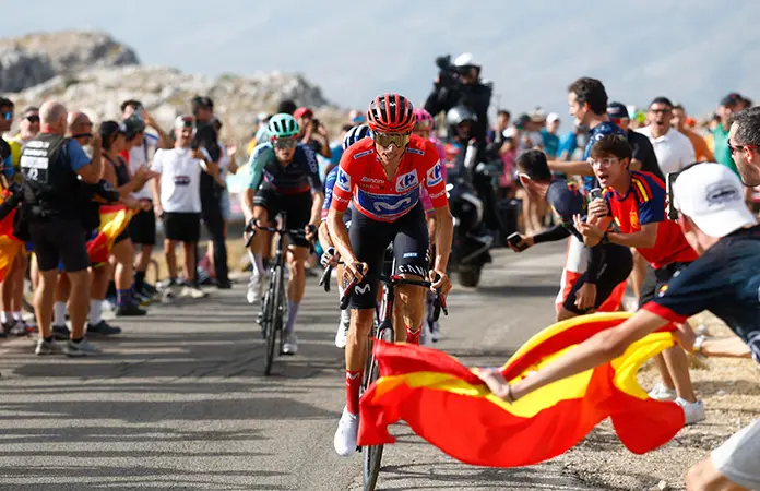 Enric Mas amplía liderato en la Vuelta a España