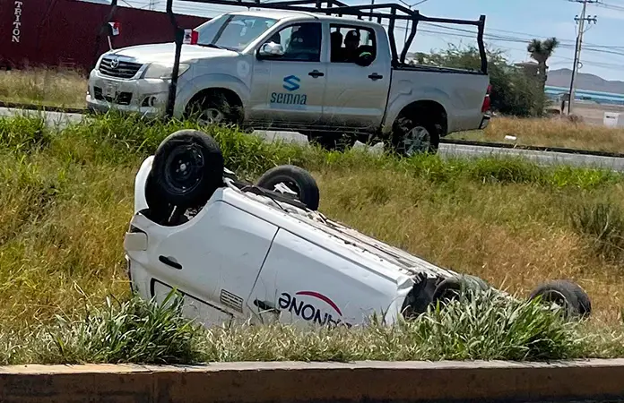 Raudo auto vuelca en la cuneta de la ´57