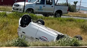 Raudo auto vuelca en la cuneta de la ´57
