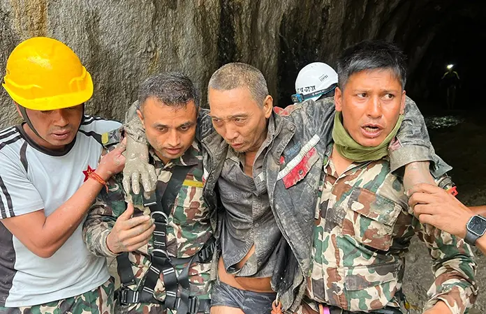Rescatan a otras 2 personas en Nepal