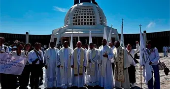 M&aacute;s de mil 800 potosinos peregrinan al Cerro del Cubilete