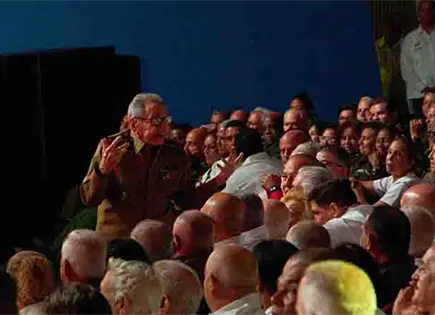 Castro reaparece en un acto militar
