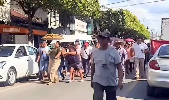 Ciudadanos de Matlapa retienen a policías municipales