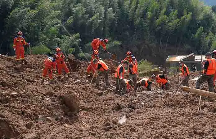 Deslave deja 2 muertos en China