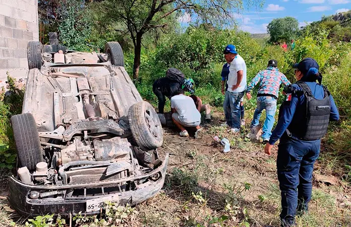 Dos heridos deja la volcadura de un carro