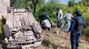 Dos heridos deja la volcadura de un carro