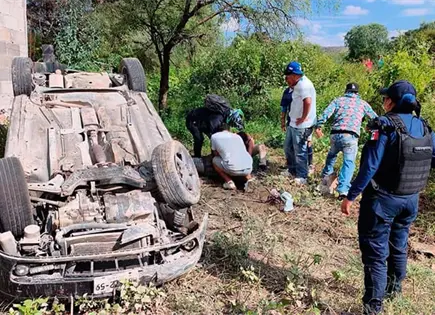 Dos heridos deja la volcadura de un carro