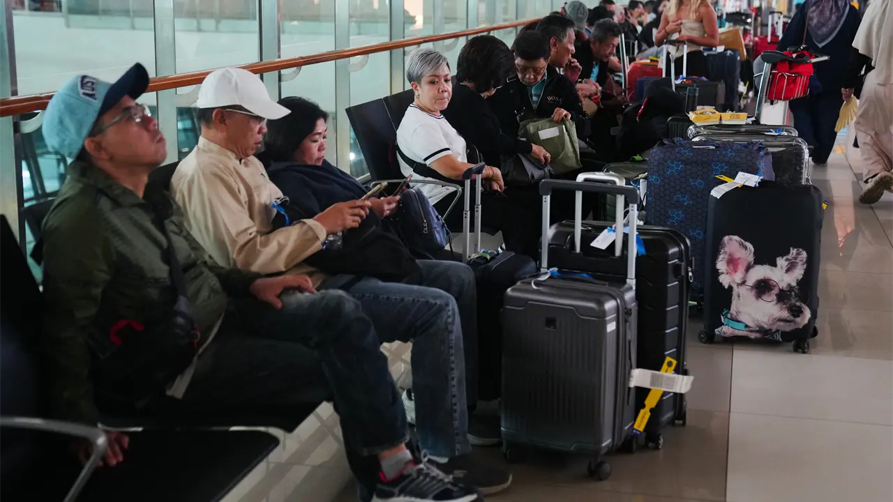 Erupción volcán Anak Krakatau en Indonesia cancela vuelos y afecta aeropuertos