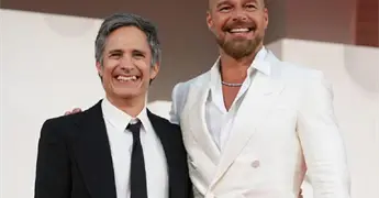 Gael Garc&iacute;a Bernal presenta Hombre al agua en Venecia: estreno y reencuentros