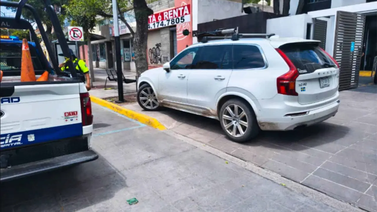 Policía Vial va contra vehículos que invaden banquetas