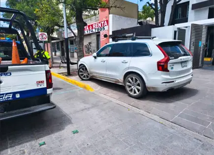 Policía Vial va contra vehículos que invaden banquetas Policía Vial va contra vehículos que invaden banquetas