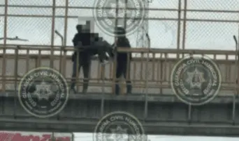 Polic&iacute;as auxilian a joven en crisis en puente de Soledad