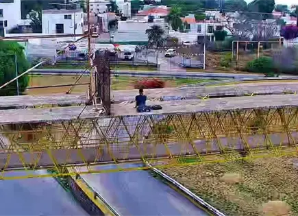 Rescatan a dos j&oacute;venes de puentes capitalinos