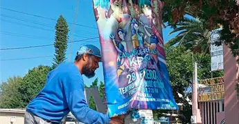Retiran publicidad de postes y banquetas