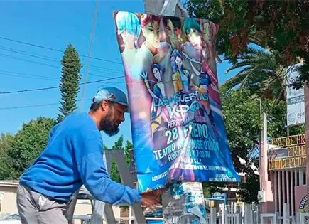 Retiran publicidad de postes y banquetas
