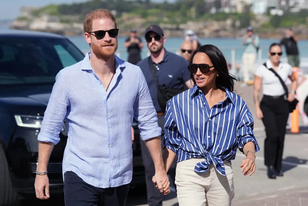 Rey Carlos III confirma estatus no activo de Enrique y Meghan