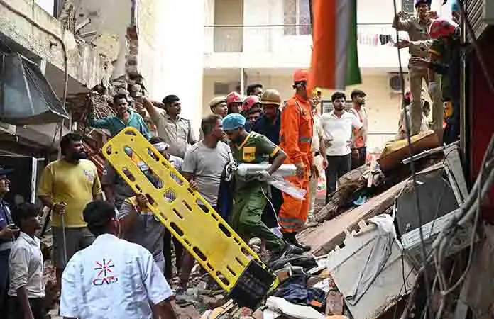 Se desploma edificio en India; 3 muertos