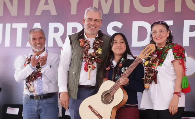 Michoacán compra 10 mil guitarras de Paracho para secundarias