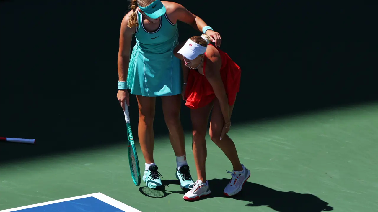 Mirra Andreeva ayuda a Potapova tras lesión en US Open