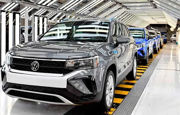 Pega a ecosistema automotriz el "fren&oacute;n" en plantas de VW